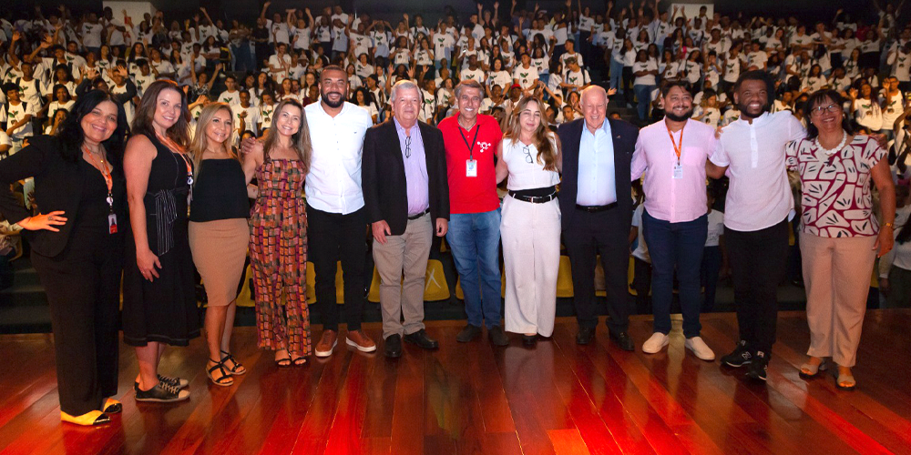 Aula inaugural do Niterói Jovem EcoSocial lota Teatro Popular com 600 jovens e palestra de Renê Silva