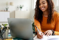 Estudante vendo os tipos de cursos técnicos do Senac RJ