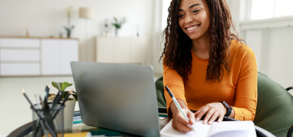 Estudante vendo os tipos de cursos técnicos do Senac RJ