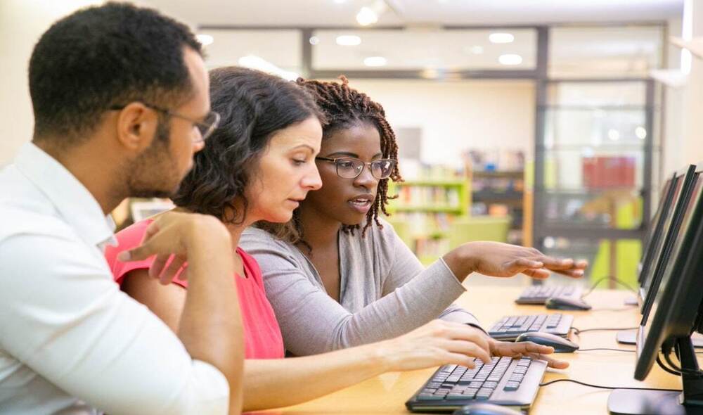 Profissionais trabalhando com desenvolvimento de sistemas