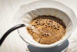 Profissional fazendo café e pensando quanto custa abrir uma cafeteria