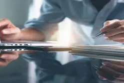 Profissional fazendo certificações para TI