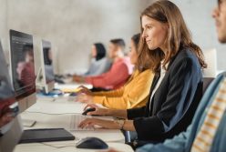 Profissionais aprendendo com as tendências pedagógicas