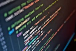 Tela de computador com códigos de programação simbolizando a certificação em Big Data