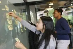 Profissionais fazendo certificações em gerenciamento de projetos