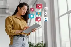 mulher pesquisando em seu tablet sobre como trabalhar com marketing digital