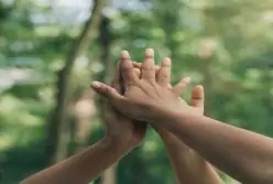 Mãos unidas representando a sustentabilidade nas empresas