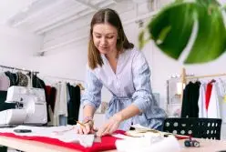 profissional de design de moda trabalhando em seu ateliê